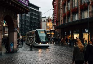 Un tram dans une rue de Strasbourg